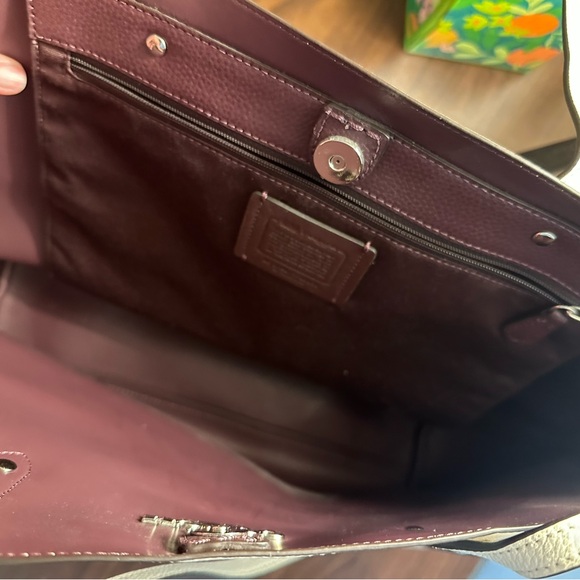 Coach Cream Tote Bag with Elegant Minimalist Design - Picture 4 of 6